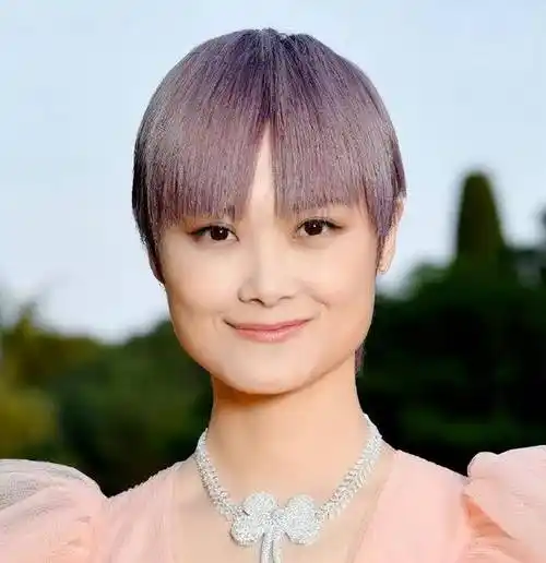 有种尴尬叫周笔畅玩性感,中性风非要露,李宇春也遇同样窘况_风格_造型