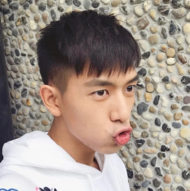李现一本正经的高冷范很帅?看到他嘟嘴卖萌,网友简直不敢认