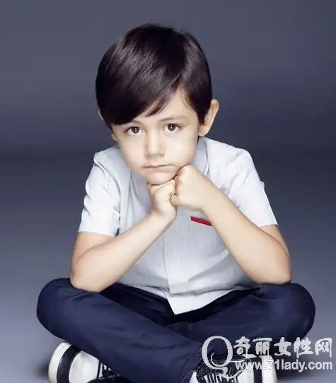 刘烨儿子刘诺一近照曝光,近日,刘烨晒出一张自己儿子的照片,照片中