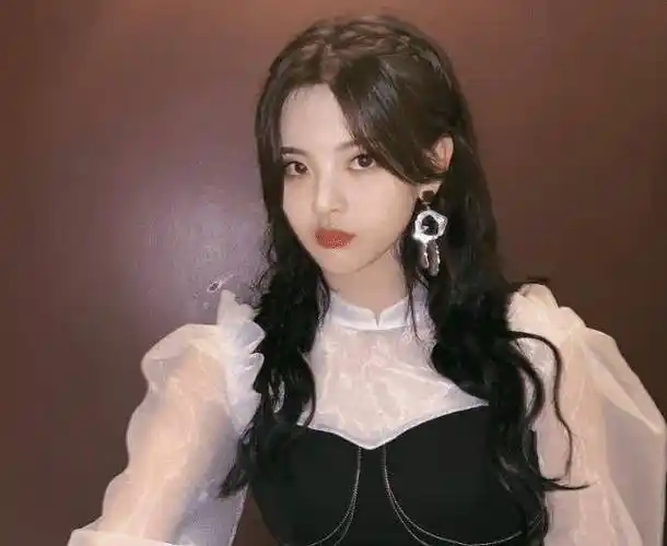 原创杨超越综艺感太强帮邓伦换鱼直接拔头发锦鲤到底有多耿直