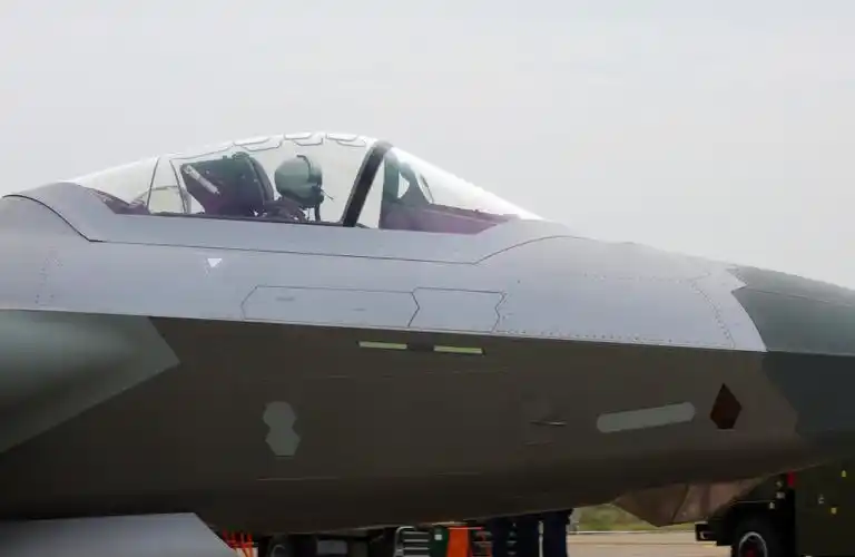 歼20隐身战斗机首次进行静态展示