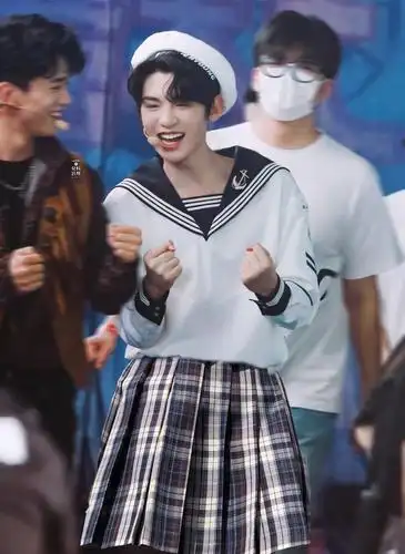 黄明昊女装造型