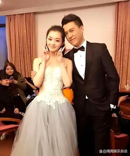 宋轶的时尚魅力:蓝色礼服下的水嫩肌肤