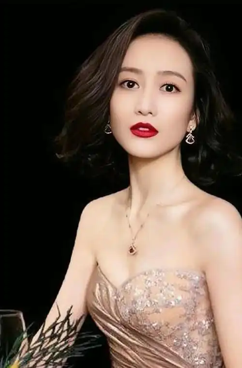 40岁王鸥再曝丑闻遮羞布彻底被扒开网友直呼现世报