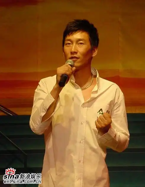 并特意请来了一位神秘嘉宾——歌手满江到场共同庆祝生日