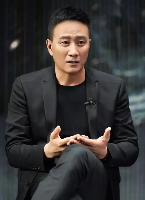 演员胡军,喝酒喝出个老婆,结婚22年零绯闻