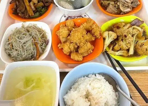 大学生晒学校食堂饭菜看完这些菜后你觉得一个月多少钱合适