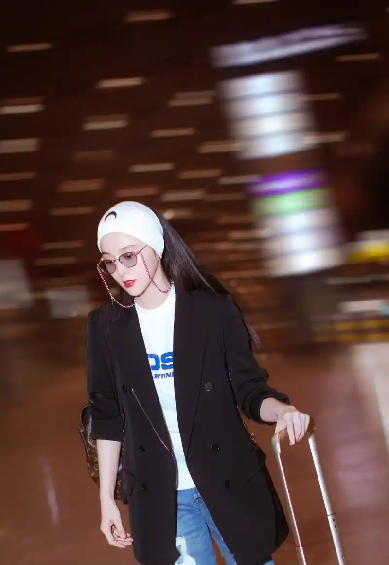 今日凌晨两点,中国女艺人范冰冰 抵达法国尼斯机场,身着一袭黑衣搭配