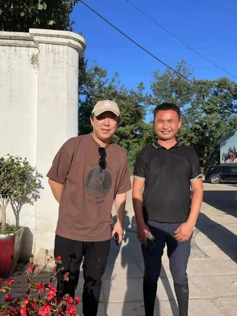 很开心,在西坞偶遇黄渤老师,一起合影留念! - 抖音