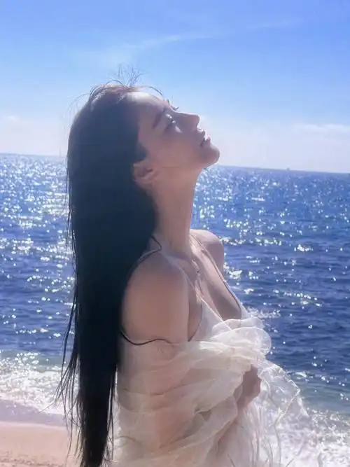 张馨予晒海边随拍六宫格 白色吊带长裙,黑长直头发……|张馨予|白色