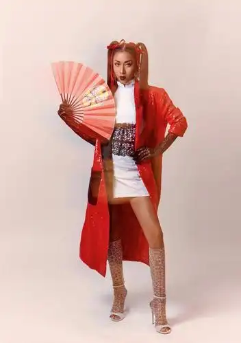 吉克隽逸cos中国娃娃,穿旗袍配红外套好喜庆,扎双马尾更有年味