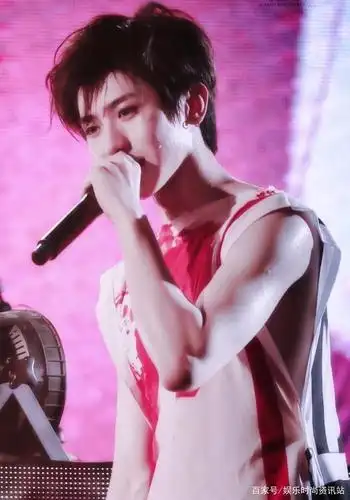 蔡徐坤背心合集!有颜有才还有材.这谁顶得住啊!