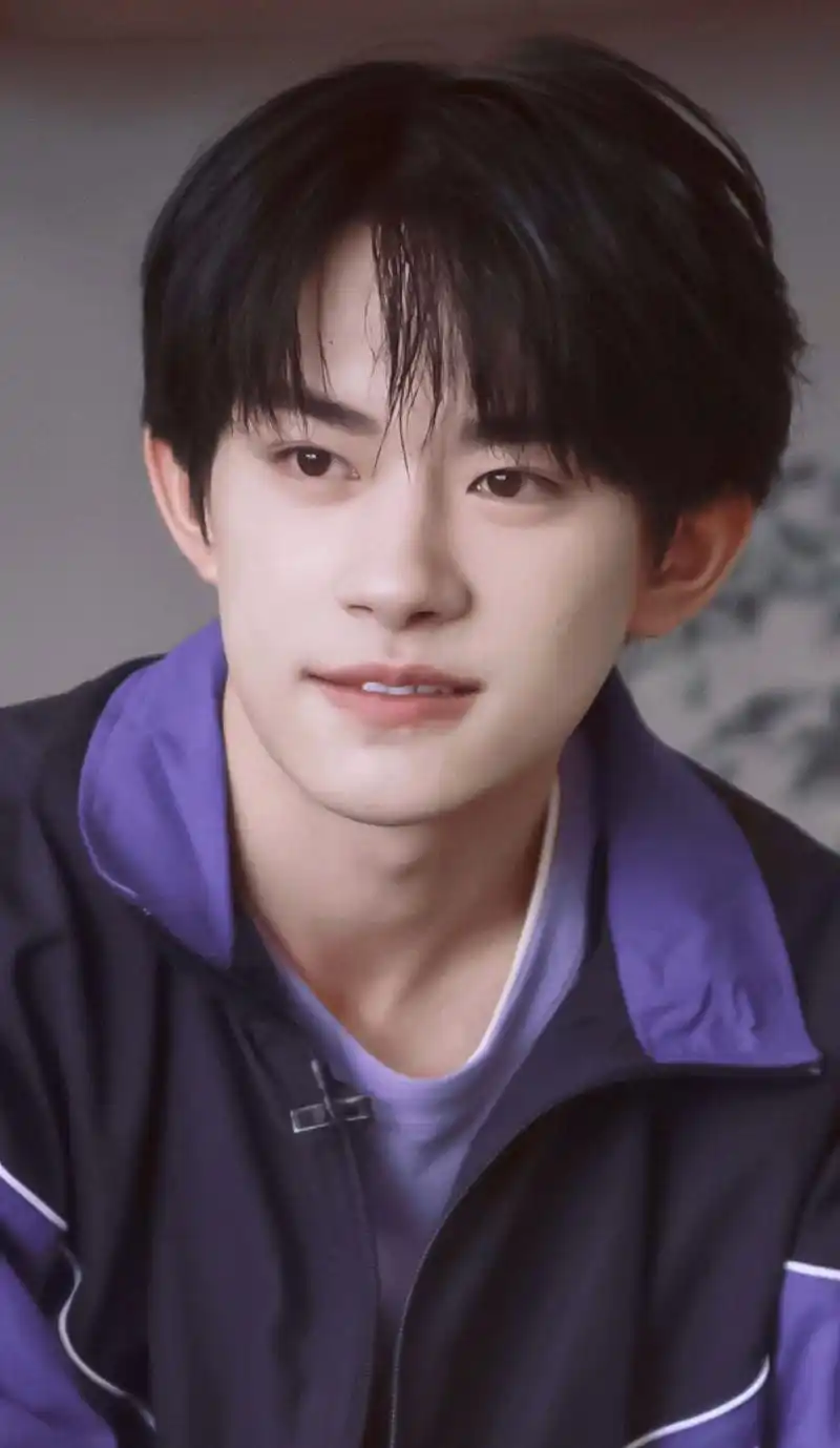 易烊千玺温柔与安静,你比较喜欢哪种风格?