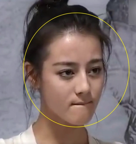 迪丽热巴早期素颜照曝光五官完全不输精修黑眼圈却是永远的痛