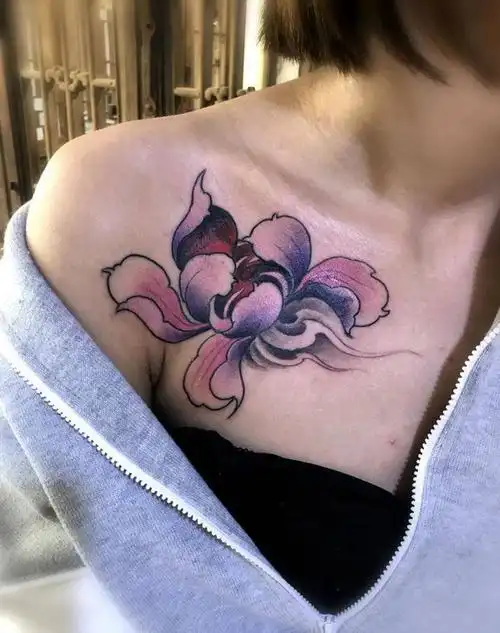 荷花遮盖英文字母纹身图片_胸部新传统纹身图案