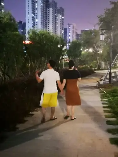 情侣牵手,漫步河堤.