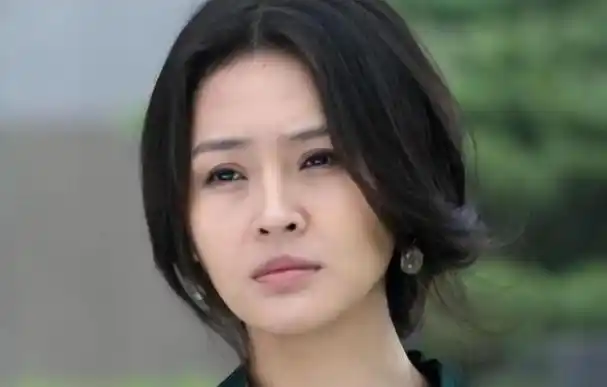 40岁的于明加称这辈子最明智的决定就是相亲嫁普通丈夫生两女