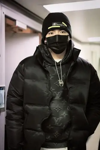 吴亦凡黑色look潮酷帅气机场照图片