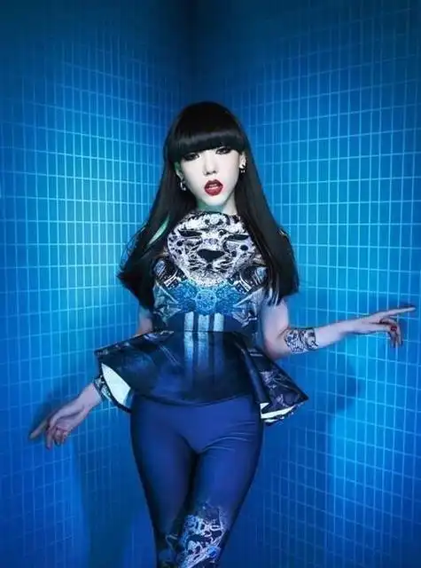 事实证明,隐退的"巨星"吴莫愁,已经走上了另一条大道!