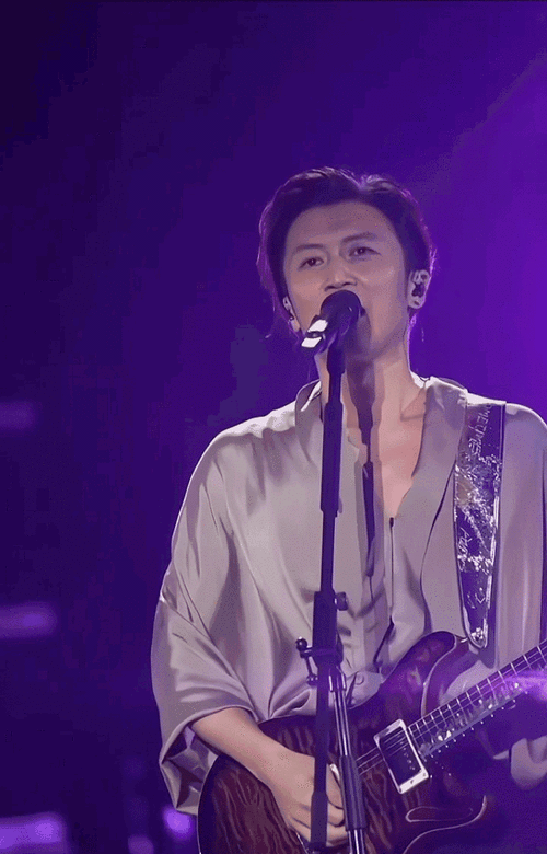 谢霆锋:吉他一响,岁月都慌了!网友:这衬衫穿得,我服了!