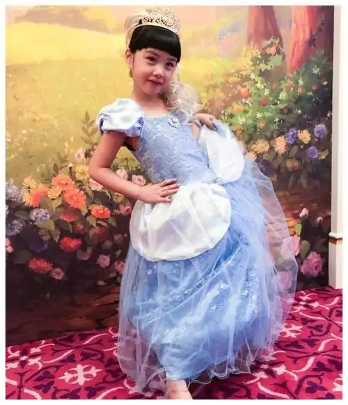 49岁朱茵晒女儿照片,7岁女儿小黄莺萌翻了,眼睛神似黄贯中