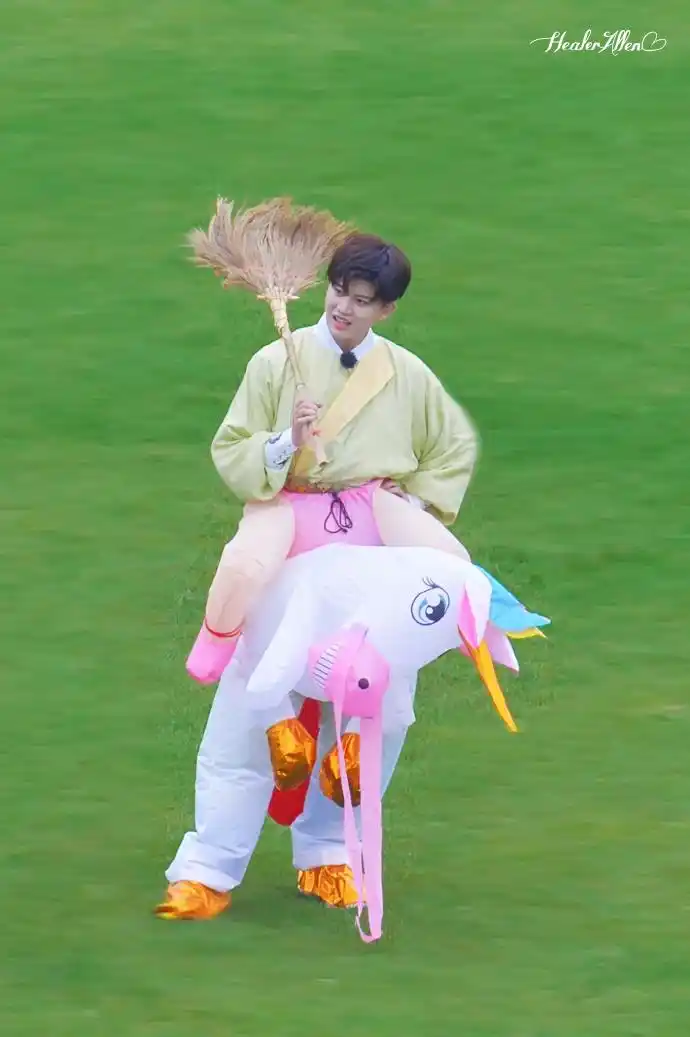 任嘉伦分享200714前方多图预警任嘉伦鸡条路透变身小超宝莉最多三岁无