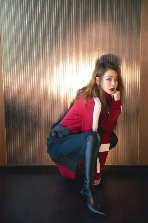 35岁戚薇肤白似糯米黄色烫发配性感红唇妩媚妖娆女人味爆发