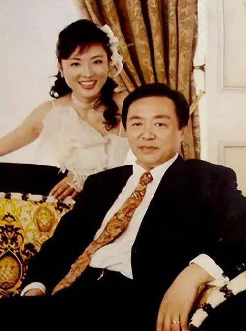 周涛为何退出央视?离婚后转身嫁富豪被宠成公主,今54岁仍似少女