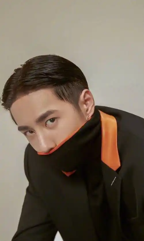 原创王一博新剧黄埔头造型引热议油头发型凸显敬业精神