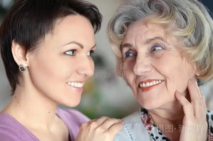 一个老女人和一个年轻女人的画像照片-正版商用图片0nt5x8-摄图新视界
