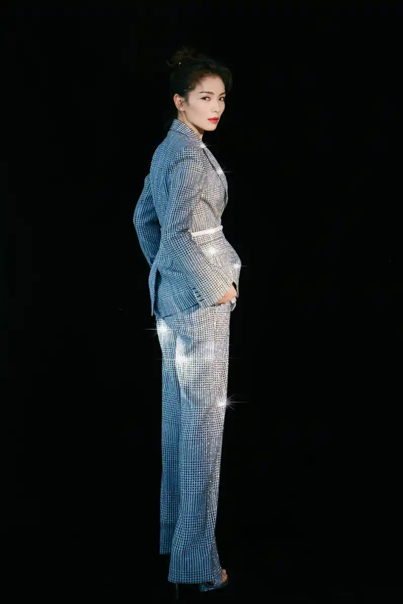 刘涛繁星眼妆搭配银色闪光西服,又美又帅!