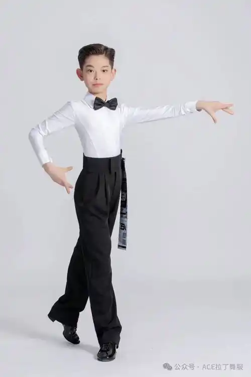 帅气的男生跳拉丁舞,简直是行走的荷尔蒙却没有注意到男士独到的阳刚