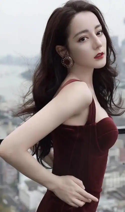 热巴,全名迪丽热巴·迪力木拉提,是中国内地的一位演员和歌手.