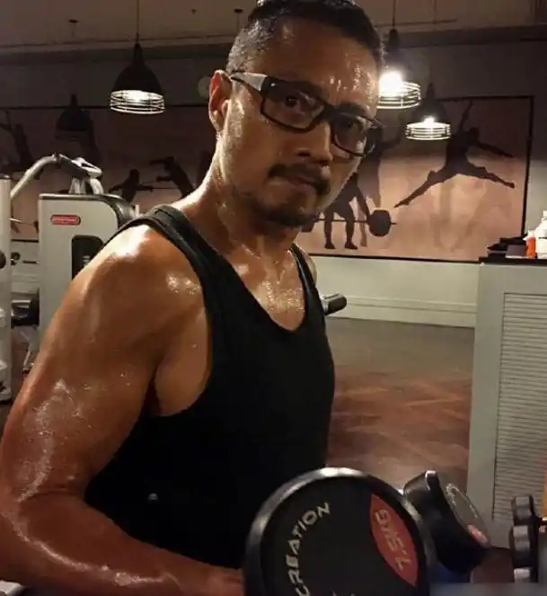 同为影帝,张家辉用9个月练一身肌肉,他花费27万贴肌肉以假乱真