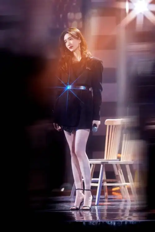 17日,江疏影一身黑天鹅钻石星耀短裙造型以代言人身份出席东方卫视818