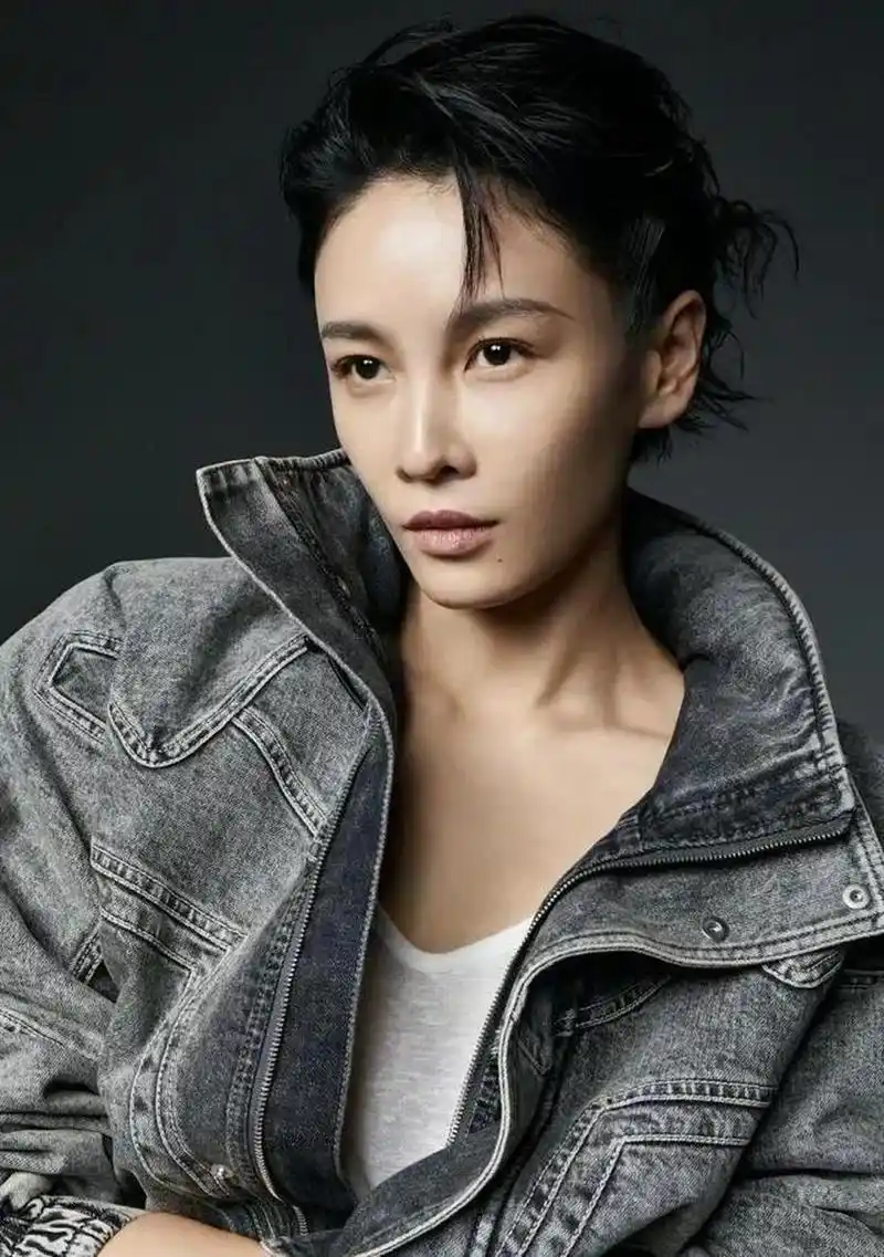 她的穿搭风格独特,展现出超模气质.[原文:张蓝心《时尚健康》大片,.