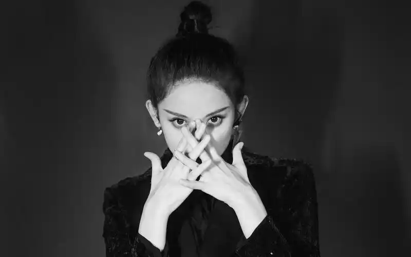 古力娜扎利落酷美高清桌面壁纸