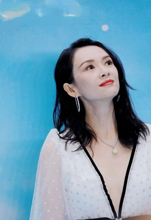 章子怡近照曝光薄纱白裙仙气十足超低胸开叉礼服极度惹火