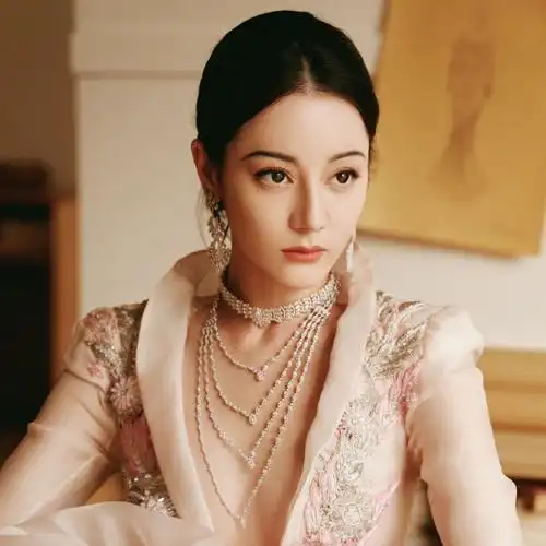 messika高级珠宝##vogue时尚之力盛会##迪丽热巴深v刺绣礼服