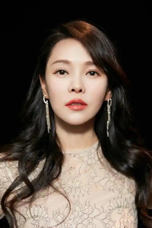 50岁伊能静真抗老,一款卷发造型搭配上连衣裙长裙,年轻20岁不止