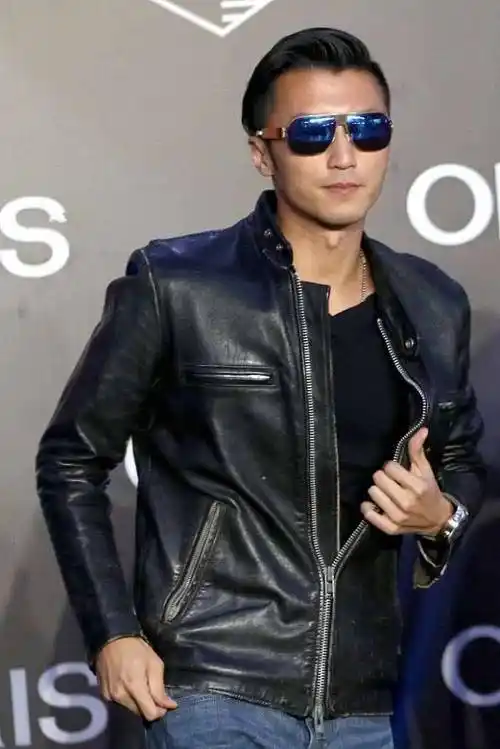 谢霆锋穿上黑色皮衣,下搭牛仔裤,梳个大背头看起来可酷了!