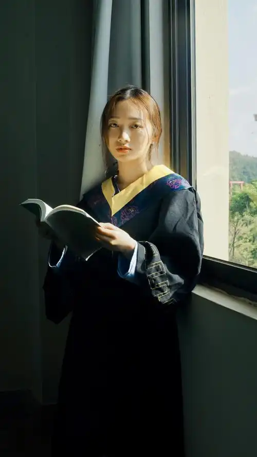 昆明毕业照单人照呈贡大学城