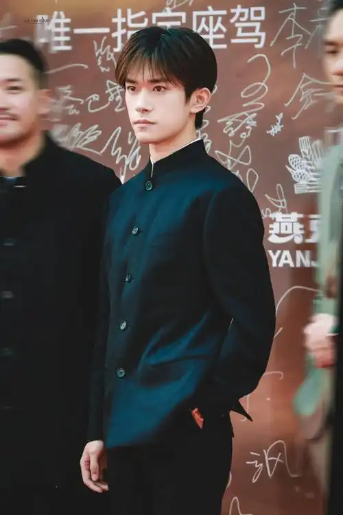 易烊千玺黑色中山装亮相华表奖红毯仪式,陈都灵黑白折扇裙网友直呼"