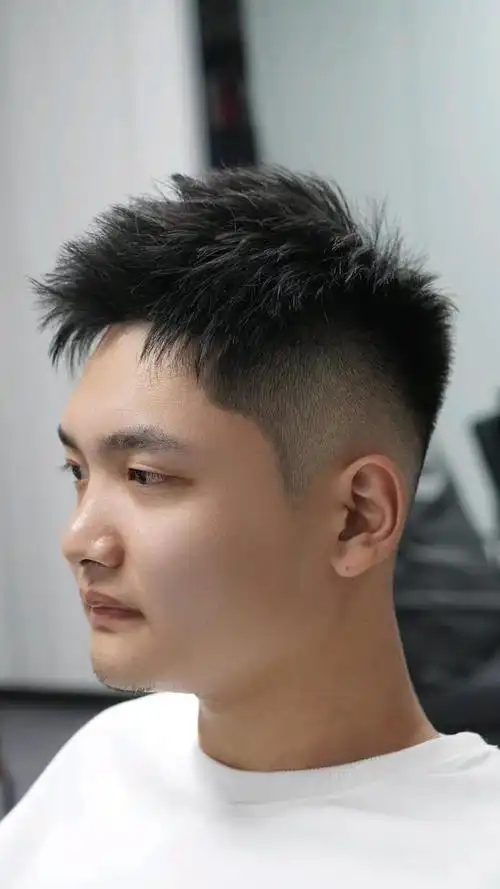 男士发型怎么剪才帅气?两侧推短三七分不连接,效果都不错