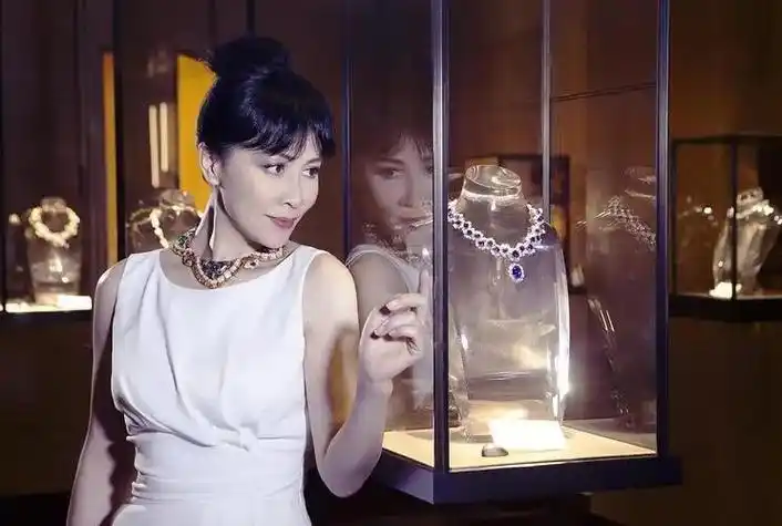 4万多块钱的手机壳,6万多块钱的垃圾桶,一瓶香水可以顶一套北京的