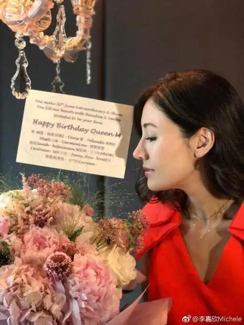 人比花娇47岁李嘉欣近照皮肤紧致女神气质不减