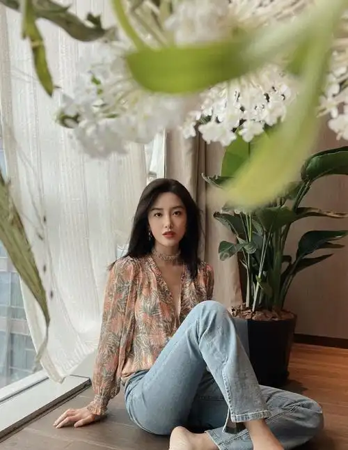 杨采钰才是氛围感的代表,穿裸色挂脖流苏裙出镜,细腰长腿绝了|杨采钰