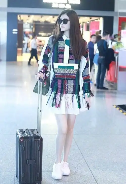 今日,大美女超模何穗一组时尚的机场街拍出炉,网友大喊大长腿白得发亮