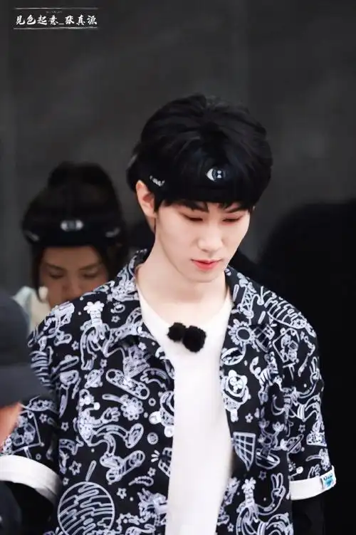 张真源黑色花衬衫造型##张真源黑色花衬衫