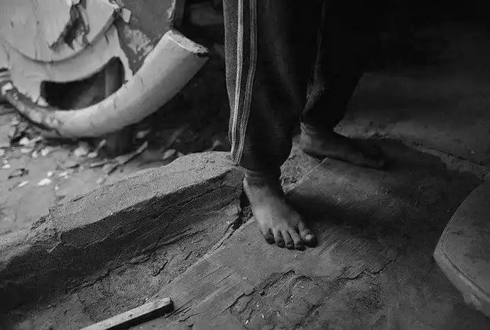 "第一堂赤脚课"后,她几乎不再光脚进课堂,而是在下地干活赶去上课之间